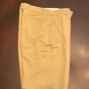 Men’s Dickies khaki shorts